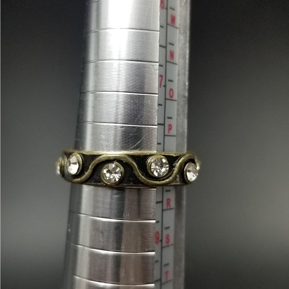 Size 8 Irish crystal courtyard ring. R113